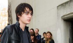 Ο μικρότερος γιος του Αλέν Ντελόν ζητά να ακυρωθεί η διαθήκη του πατέρα του