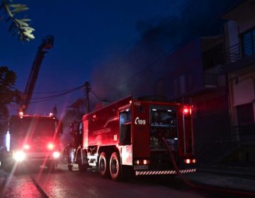 Φωτιά σε επιχείρηση στο Περιστέρι: Ένα άτομο μεταφέρθηκε με αναπνευστικά στο νοσοκομείο
