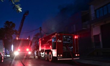Φωτιά σε επιχείρηση στο Περιστέρι: Ένα άτομο μεταφέρθηκε με αναπνευστικά στο νοσοκομείο