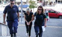 Ελεύθερη με περιοριστικούς όρους και χρηματική εγγύηση 50.000 ευρώ η 45χρονη οδηγός της Porsche – «Δεν έτρεχα, δεν ήπια ούτε έκανα κόντρες»