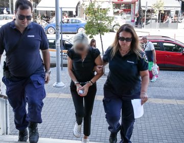 Ελεύθερη με περιοριστικούς όρους και χρηματική εγγύηση 50.000 ευρώ η 45χρονη οδηγός της Porsche – «Δεν έτρεχα, δεν ήπια ούτε έκανα κόντρες»