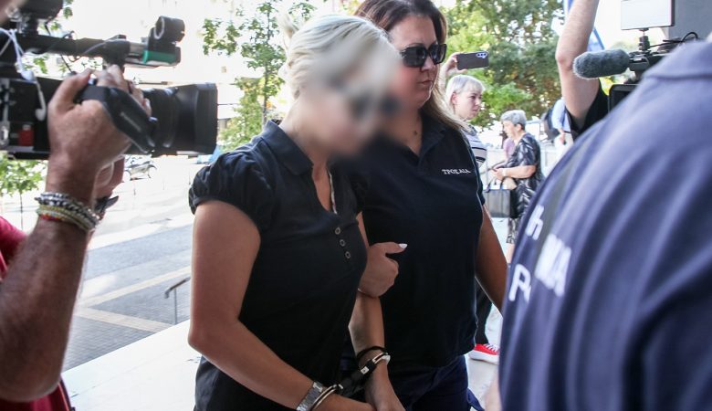 Απολογείται η 45χρονη για το τροχαίο με την Porsche στη Θέρμη – Έχει αρνηθεί ότι εγκατέλειψε τον τόπο του ατυχήματος κι ότι κινούνταν με μεγάλη ταχύτητα