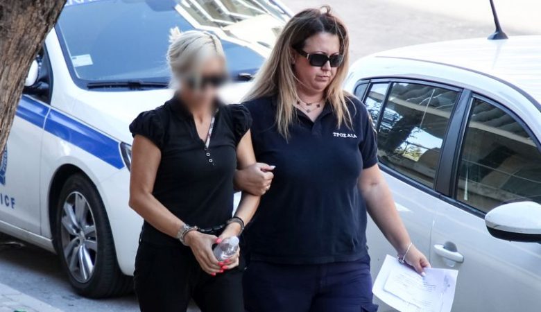 «Δεν αντιλήφθηκα ότι συγκρούστηκα με άλλο όχημα, δεν θυμάμαι τι έγινε» λέει η 45χρονη οδηγός της Porsche