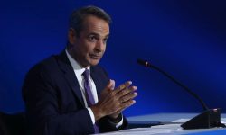 Τα μέτρα που θα ανακοινώσει ο Μητσοτάκης στη ΔΕΘ, θα μπορούσαν να θέσουν τις βάσεις για την παράταση της θητείας του, εκτιμά το Bloomberg