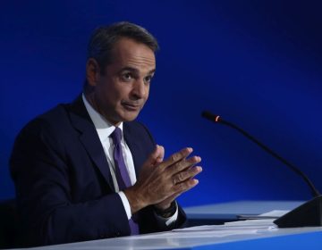 Τα μέτρα που θα ανακοινώσει ο Μητσοτάκης στη ΔΕΘ, θα μπορούσαν να θέσουν τις βάσεις για την παράταση της θητείας του, εκτιμά το Bloomberg