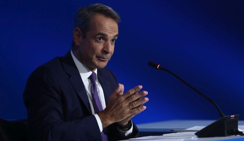 Τα μέτρα που θα ανακοινώσει ο Μητσοτάκης στη ΔΕΘ, θα μπορούσαν να θέσουν τις βάσεις για την παράταση της θητείας του, εκτιμά το Bloomberg