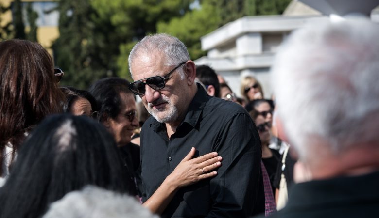 Εσπευσμένα στο νοσοκομείο o Νίκος Πορτοκάλογλου – Ακυρώθηκε η συναυλία του στον Βόλο