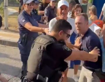 Ένταση με τον Άδωνι Γεωργιάδη στη Δράμα: «Δεν πάω στο νοσοκομείο γιατί με απειλούν ότι θα με πυροβολήσουν»