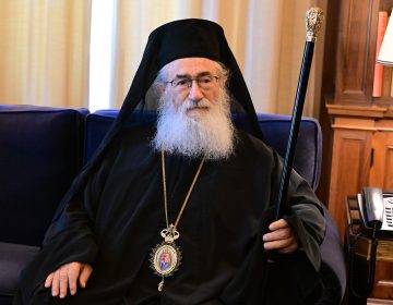 Έφτασε στην Αθήνα από τη Μονή του Σινά η ελληνική αποστολή που παρέλαβε τον Αρχιεπίσκοπο Δαμιανό