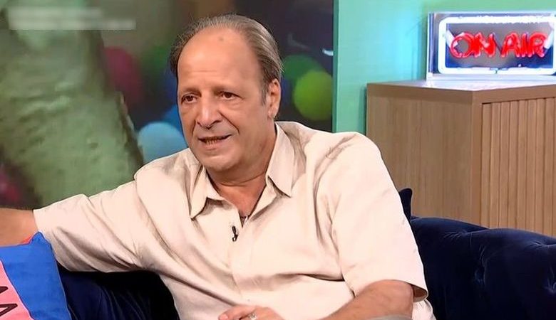 Δημήτρης Αποστόλου για «Δύο Ξένοι»: «Ο Αλέξανδρος Ρήγας αντέδρασε στη Δέσποινα Βανδή, μου έλεγε πάρε την Τάνια Τρύπη»