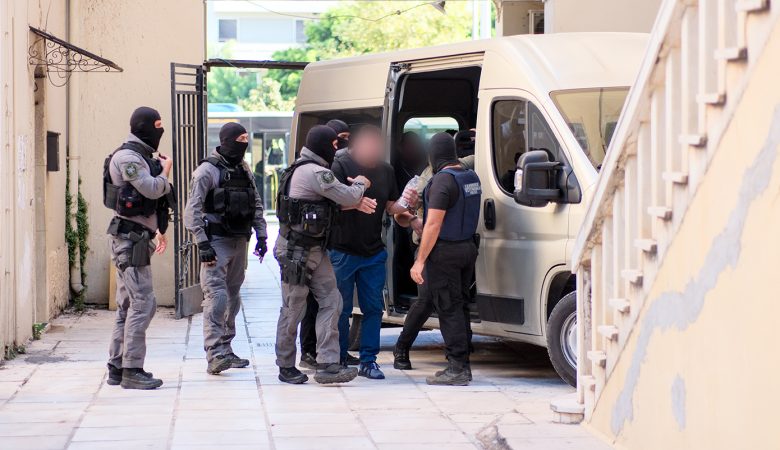 Κρητική μαφία: Ελεύθερος με περιοριστικούς όρους ο αστυνομικός που είχε το παρατσούκλι «γκόμενα» ή «κοπέλα» – Ο διάλογος των μελών της οργάνωσης