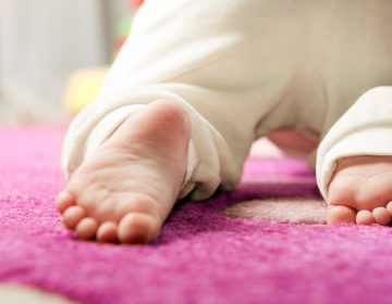 Βρέφος εντοπίστηκε με το αδερφάκι του να μπουσουλάει σε δρόμο – Συνελήφθησαν οι γονείς τους