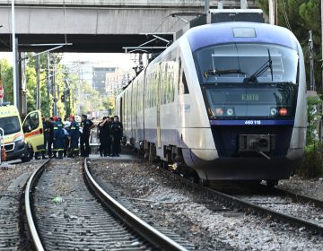 Συρμός του προαστιακού παρέσυρε θανάσιμα πεζό στην Κωνσταντινουπόλεως – Επιχείρησε να διασχίσει κάθετα τις γραμμές