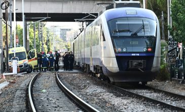 Συρμός του προαστιακού παρέσυρε θανάσιμα πεζό στην Κωνσταντινουπόλεως – Επιχείρησε να διασχίσει κάθετα τις γραμμές