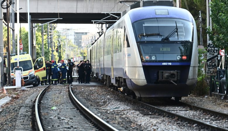 Συρμός του προαστιακού παρέσυρε θανάσιμα πεζό στην Κωνσταντινουπόλεως – Επιχείρησε να διασχίσει κάθετα τις γραμμές