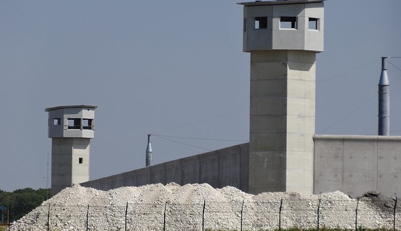 Κρατούμενοι σε γαλλική φυλακή ξεκίνησαν απεργία πείνας για να διαμαρτυρηθούν για τις συνθήκες