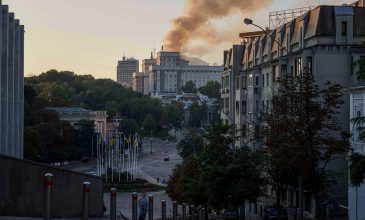 Στις φλόγες η έδρα της κυβέρνησης της Ουκρανίας στο Κίεβο – Η πρωτεύουσα έγινε στόχος εκτεταμένης επιδρομής drones
