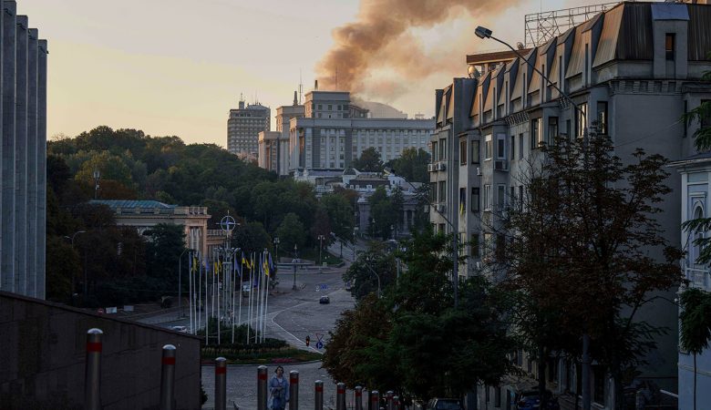 Στις φλόγες η έδρα της κυβέρνησης της Ουκρανίας στο Κίεβο – Η πρωτεύουσα έγινε στόχος εκτεταμένης επιδρομής drones