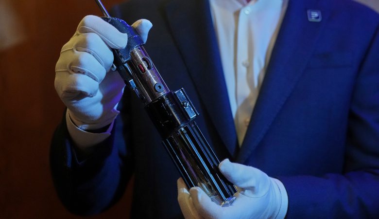 Το φωτόσπαθο του Darth Vader από την ταινία «Η Αυτοκρατορία Αντεπιτίθεται» πωλήθηκε 3,6 εκατομμύρια δολάρια