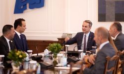 Συνάντηση Μητσοτάκη με τον γιο του Χαφτάρ: «Επαναβεβαιώθηκαν οι ιστορικές σχέσεις Ελλάδας και Λιβύης»
