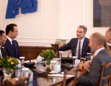 Συνάντηση Μητσοτάκη με τον γιο του Χαφτάρ: «Επαναβεβαιώθηκαν οι ιστορικές σχέσεις Ελλάδας και Λιβύης»