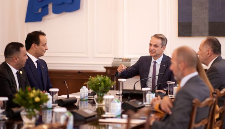 Συνάντηση Μητσοτάκη με τον γιο του Χαφτάρ: «Επαναβεβαιώθηκαν οι ιστορικές σχέσεις Ελλάδας και Λιβύης»