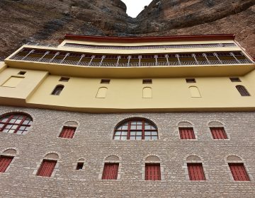 Συνελήφθη ο ηγούμενος της Μονής Σπηλαίου στα Καλάβρυτα για αρχαιοκαπηλία – Ετοιμαζόταν να πουλήσει βυζαντινές εικόνες