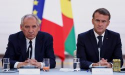 Σε περιβάλλον ακραίας πόλωσης, η Γαλλία βυθίζεται στην κρίση – Ψάχνει τον 5ο πρωθυπουργό ο Μακρόν, το κίνημα «Bloquons Tout» καλεί σε παράλυση της χώρας