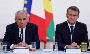 Σε περιβάλλον πόλωσης, η Γαλλία βυθίζεται στην κρίση – Ψάχνει τον 5ο πρωθυπουργό ο Μακρόν, το κίνημα «Bloquons Tout» καλεί σε παράλυση της χώρας