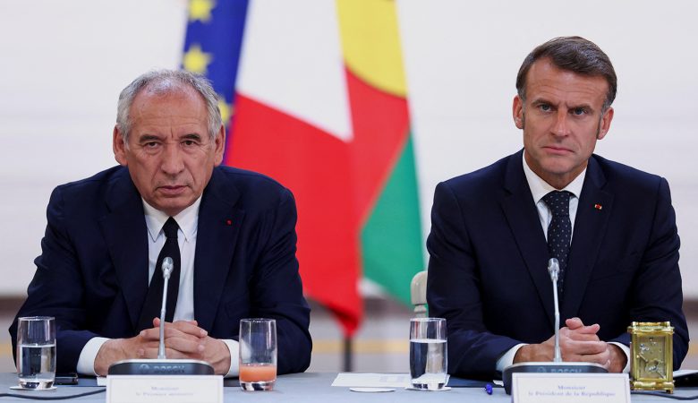 Σε περιβάλλον πόλωσης, η Γαλλία βυθίζεται στην κρίση – Ψάχνει τον 5ο πρωθυπουργό ο Μακρόν, το κίνημα «Bloquons Tout» καλεί σε παράλυση της χώρας