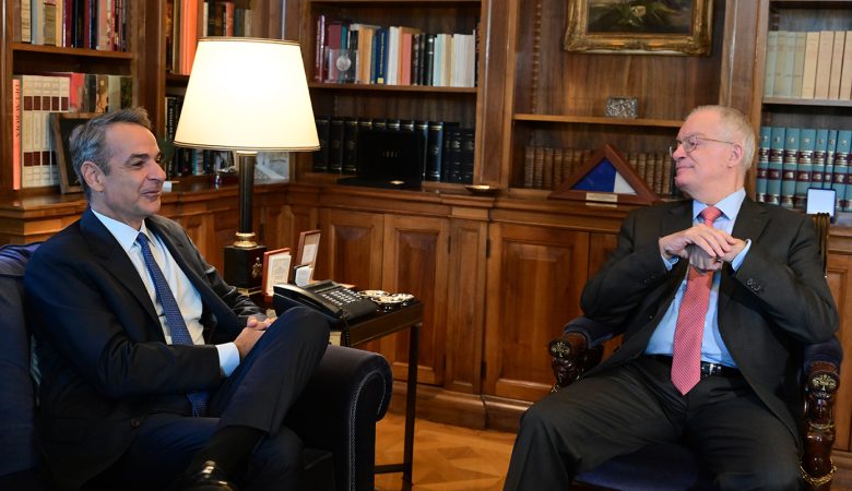 Μητσοτάκης σε Τασούλα: Μειώνουμε τους φόρους και αυξάνουμε τους μισθούς – Κάθε χρόνο θα επιστρέφουμε το πλεόνασμα στην κοινωνία