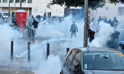 Έκρυθμη η κατάσταση στη Γαλλία: Ξεκίνησαν οι κινητοποιήσεις του κινήματος «Ας μπλοκάρουμε τα πάντα» – Συλλήψεις και επεισόδια