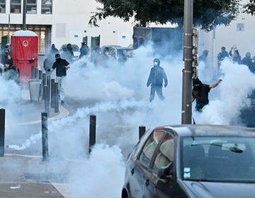 Έκρυθμη η κατάσταση στη Γαλλία: Ξεκίνησαν οι κινητοποιήσεις του κινήματος «Ας μπλοκάρουμε τα πάντα» – Συλλήψεις και επεισόδια