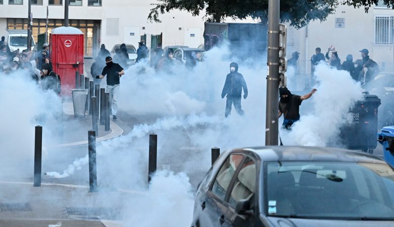 Έκρυθμη η κατάσταση στη Γαλλία: Ξεκίνησαν οι κινητοποιήσεις του κινήματος «Ας μπλοκάρουμε τα πάντα» – Συλλήψεις και επεισόδια