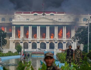 Χάος στο Νεπάλ: Στρατιώτες φρουρούν το κτίριο του κοινοβουλίου, περιπολούν στους δρόμους έπειτα από δύο ημέρες φονικών ταραχών