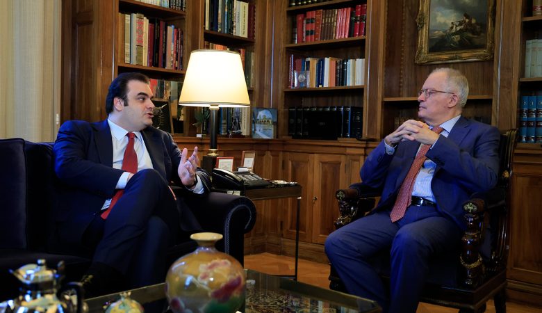 Πιερρακάκης μετά τη συνάντηση με Τασούλα: «Ισχυρή οικονομία σημαίνει έμπρακτη στήριξη στις ανάγκες της χώρας και των πολιτών»