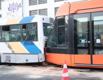 Τροχαίο με τραμ και λεωφορείο που συγκρούστηκαν στον Πειραιά –  Στους 30 οι τραυματίες