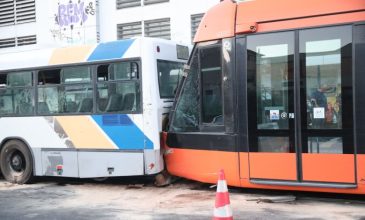 Τροχαίο με τραμ και λεωφορείο που συγκρούστηκαν στον Πειραιά –  Στους 30 οι τραυματίες