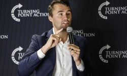 Δολοφονία Τσάρλι Κερκ: Τι έχουν κάνει γνωστό ως τώρα οι αρχές – Η στιγμή του πυροβολισμού του συντηρητικού ακτιβιστή κι ένθερμου υποστηρικτή του Τραμπ