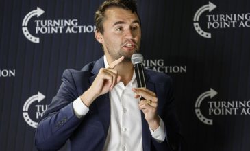 Δολοφονία Τσάρλι Κερκ: Τι έχουν κάνει γνωστό ως τώρα οι Αρχές – Η στιγμή του πυροβολισμού του συντηρητικού ακτιβιστή και υποστηρικτή του Τραμπ