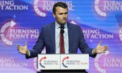 Στον Τσάρλι Κερκ, το κίνημα MAGA βρίσκει τον «μάρτυρα» του – «Έπεσε υπερασπιζόμενος τις αξίες μας»