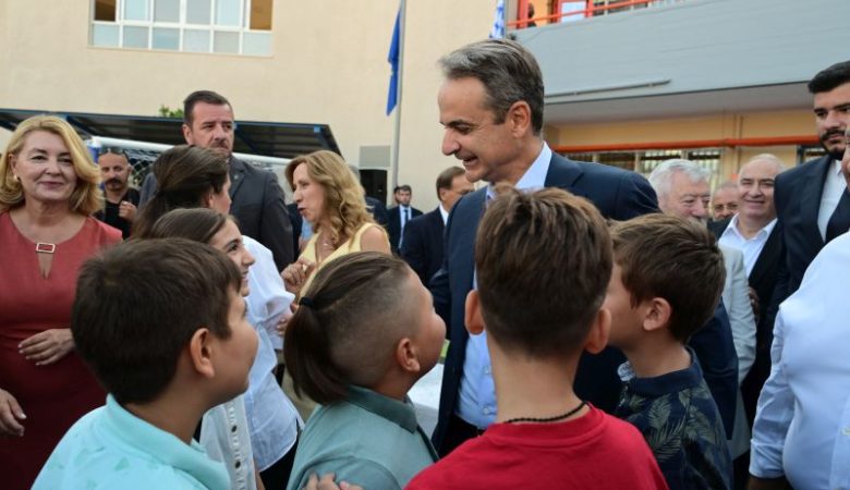 Στον αγιασμό του 8ου Δημοτικού Νέας Φιλαδέλφειας ο Κυριάκος Μητσοτάκης – Ευχήθηκε καλή χρονιά στους μαθητές και τους εκπαιδευτικούς