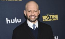 Τζον Κράιερ για το «Two and a Half Men»: «Έπαιρνα το 1/3 της αμοιβής του Τσάρλι Σιν»