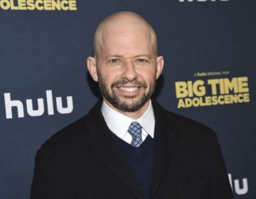 Τζον Κράιερ για το «Two and a Half Men»: «Έπαιρνα το 1/3 της αμοιβής του Τσάρλι Σιν»