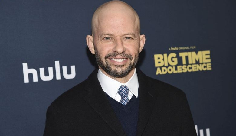 Τζον Κράιερ για το «Two and a Half Men»: «Έπαιρνα το 1/3 της αμοιβής του Τσάρλι Σιν»