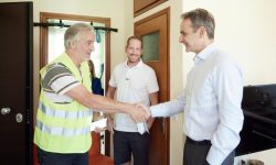Επίσκεψη του πρωθυπουργού σε σπίτι δικαιούχου του προγράμματος παράδοσης κατ’ οίκον φαρμάκων υψηλού κόστους