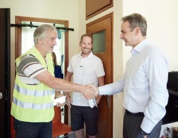 Επίσκεψη του πρωθυπουργού σε σπίτι δικαιούχου του προγράμματος παράδοσης κατ’ οίκον φαρμάκων υψηλού κόστους