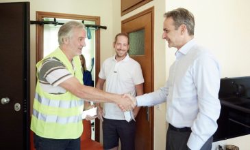 Επίσκεψη του πρωθυπουργού σε σπίτι δικαιούχου του προγράμματος παράδοσης κατ’ οίκον φαρμάκων υψηλού κόστους