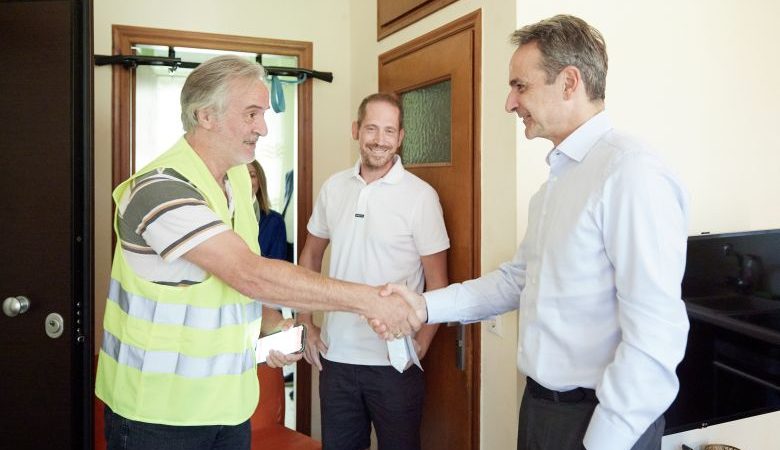 Επίσκεψη του πρωθυπουργού σε σπίτι δικαιούχου του προγράμματος παράδοσης κατ’ οίκον φαρμάκων υψηλού κόστους