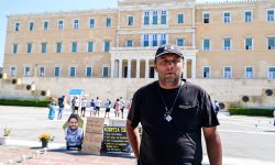 Απεργία πείνας στο Σύνταγμα ξεκίνησε πατέρας θύματος της τραγωδίας των Τεμπών